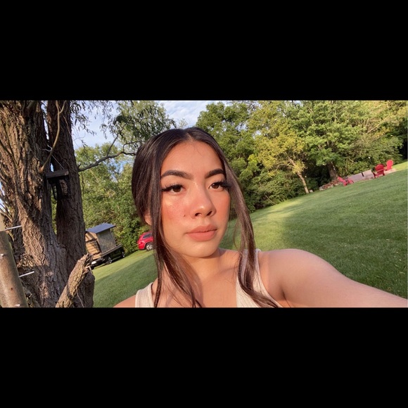 Meet your Posher, Priscila - Picture 1 of 1